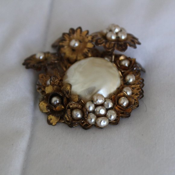 SIGNED GORGEOUS VINTAGE MIRIAM HASKELL PEARL GOLD TONE BROOCH PIN UNIQUE - Picture 3 of 6